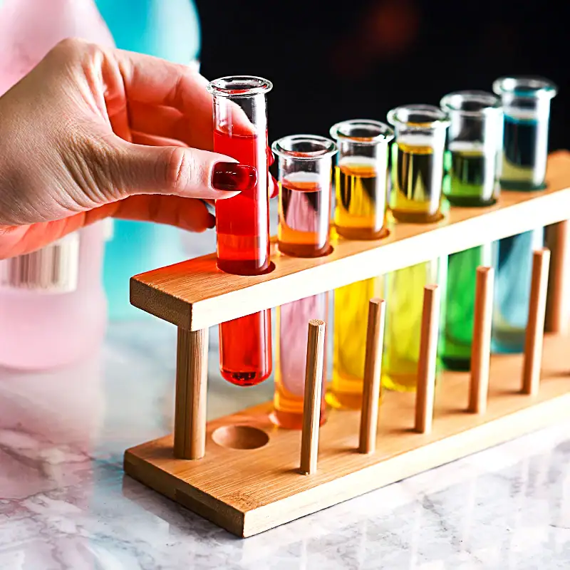 shooter-tube-a-essai-1 Vitrine en bois avec tubes à essai colorés pour expériences scientifiques ou décoration.