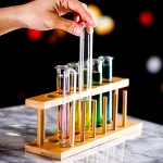 Test de laboratoire avec tubes à essai colorés dans un support en bois.