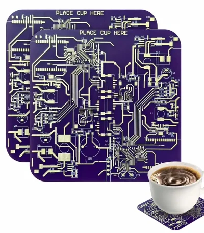 Panneau de circuit imprimé violet avec inscriptions "PLACE CUP HERE" et tasse de café posée sur un circuit imprimé.