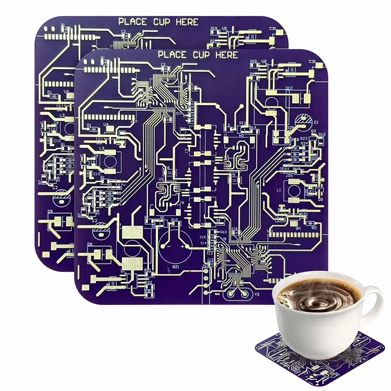 sous-verre-geek-1 Panneau de circuit imprimé violet avec inscriptions "PLACE CUP HERE" et tasse de café posée sur un circuit imprimé.