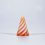 Bouchon de laboratoire en plastique avec rayures orange et blanches, utilisé pour la sécurité et la fermeture des contenants en laboratoire.