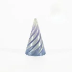 Pyramide en verre soufflé avec spirale violette et blanche, décoration scientifique élégante, idéale pour la décoration de bureau ou d'intérieur.
