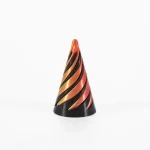 Vase en verre soufflé avec motifs en spirale orange, noir et doré, idéal pour la décoration intérieure ou comme objet de collection.