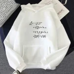 Pendentif scientifique en forme de hoodie avec équations physiques imprimées, idéal pour les amateurs de science et de décoration. Fabriqué en matériau de haute qualité, ce pendentif unique combine st.
