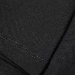 Tissu noir en coton avec couture discrète, idéal pour la décoration ou la confection d'objets scientifiques. La texture lisse et la finition soignée en font un matériau élégant et pratique.