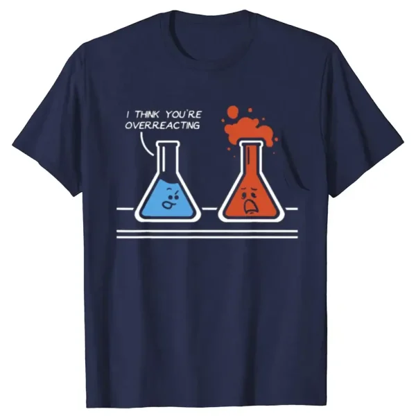 T-shirt humoristique avec deux fioles de laboratoire, l'une bleue et l'autre rouge, avec un message amusant "I think you're overreacting".