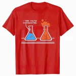 T-shirt avec illustration de deux fioles de laboratoire, l'une bleue et l'autre orange, avec une phrase humoristique "Je pense que tu en fais trop" en haut.