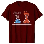 T-shirt rouge avec illustration de deux fioles de laboratoire, une triste et une en surchauffe, avec le texte "I think you're overreacting".