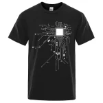T-shirt noir avec design de circuit électronique blanc, parfait pour les amateurs de technologie et d'ingénierie.