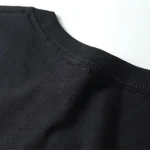 T-shirt noir uni, tissu doux et confortable, idéal pour un style décontracté ou casual. Parfait pour toutes les occasions, facile à associer avec différents vêtements.
