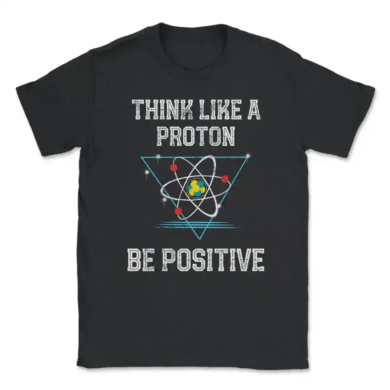 t-shirt-pense-comme-un-proton-1 T-shirt noir avec slogan "Think like a proton, be positive" et illustration d'un atome stylisé, parfait pour les amateurs de science et de physique.