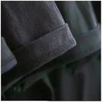 Détail d'un tissu en coton avec couture visible, mettant en valeur la texture et la finition du textile. Parfait pour une décoration scientifique ou un objet de collection.