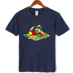 T-shirt bleu avec un motif de cube de Rubik en décomposition, illustrant un effet de mouvement et de réflexion.