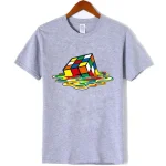 T-shirt gris avec un design de Rubik's Cube en décomposition, illustrant un effet de mouvement et de déconstruction du célèbre puzzle.