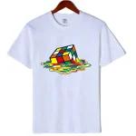 T-shirt blanc avec un design de cube de Rubik flottant dans une illusion d'eau colorée, parfait pour les amateurs de science et de décoration originale.