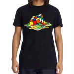 T-shirt avec motif cube de Rubik psychédélique.