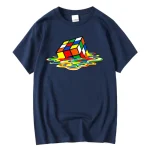 T-shirt bleu marine avec un cube Rubik flottant, design coloré et moderne, parfait pour les amateurs de science et de jeux de réflexion.