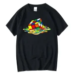 T-shirt noir avec design de Rubik's Cube psychédélique flottant dans une mare colorée.