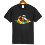 T-shirt noir avec un design de cube de Rubik en fusion, couleurs vives et effets de liquide en mouvement, style moderne et créatif.