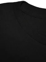 T-shirt noir simple en coton, vue rapprochée du col rond.