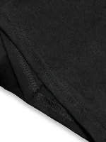 Tissu noir de haute qualité, idéal pour la confection de vêtements ou accessoires, avec une finition soignée et une texture douce. Parfait pour des projets de couture ou de décoration intérieure.