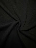 Tissu noir en coton stretch, idéal pour la confection de vêtements, accessoires ou décoration intérieure, offrant confort et élasticité. Parfait pour créations personnalisées ou projets DIY.