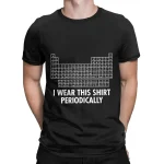 T-shirt noir avec un tableau périodique des éléments et la phrase "Je porte ce t-shirt périodiquement" en blanc.