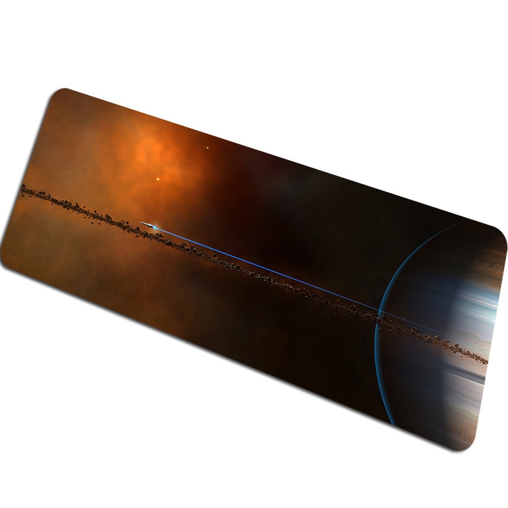 tapis-de-souris-anneaux-galactiques-1 Image d'une vue de la Voie Lactée depuis l'espace, montrant un disque galactique lumineux avec un centre brillant et des bras spiraux s'étendant dans un fond sombre étoilé.