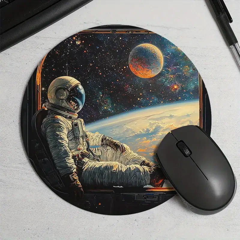 tapis-de-souris-astronaute-regard-cosmique-1 Astronaute flottant dans l'espace avec vue sur la Terre et une planète.