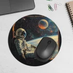Tapis de souris à motif spatial avec astronaute et planètes, idéal pour les amateurs de science et d'astronomie.