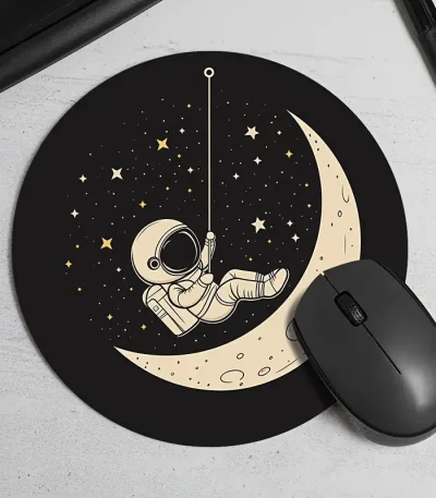 Tapis mural décoratif représentant un astronaute flottant autour de la lune et des étoiles, idéal pour une décoration scientifique ou spatiale.