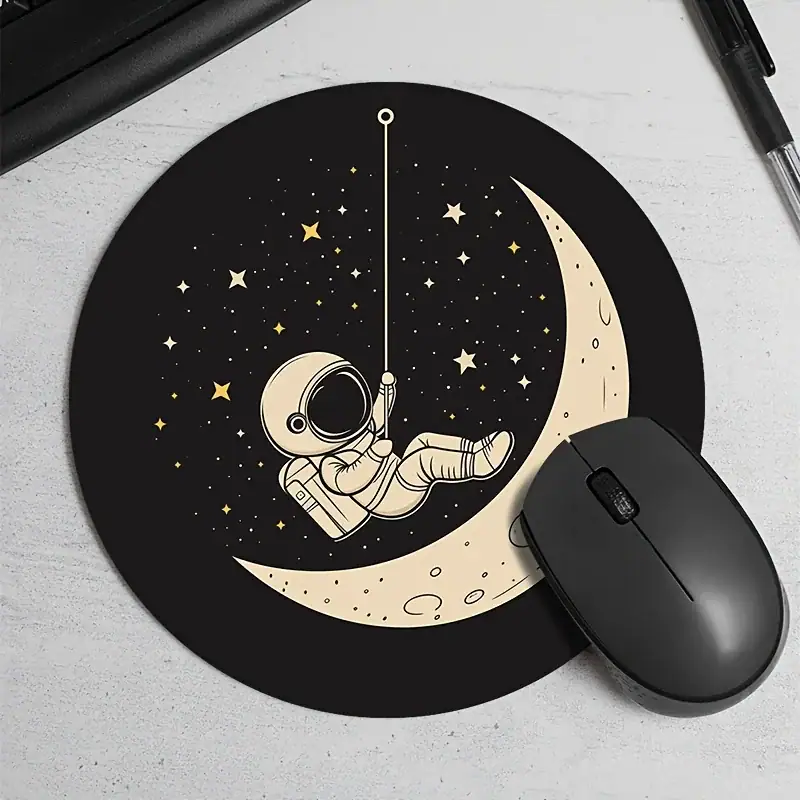 tapis-de-souris-astronaute-seul-1 Tapis mural décoratif représentant un astronaute flottant autour de la lune et des étoiles, idéal pour une décoration scientifique ou spatiale.
