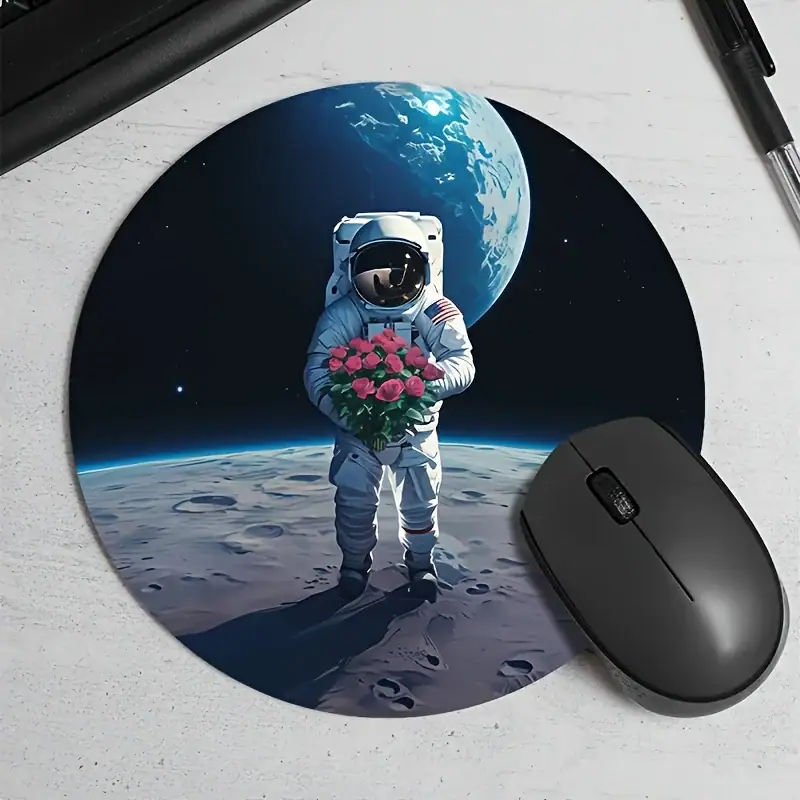 tapis-de-souris-astronaute-space-1 Illustration d'un astronaute tenant un bouquet de fleurs sur la surface lunaire avec la Terre en arrière-plan, symbolisant la paix et l'exploration spatiale.