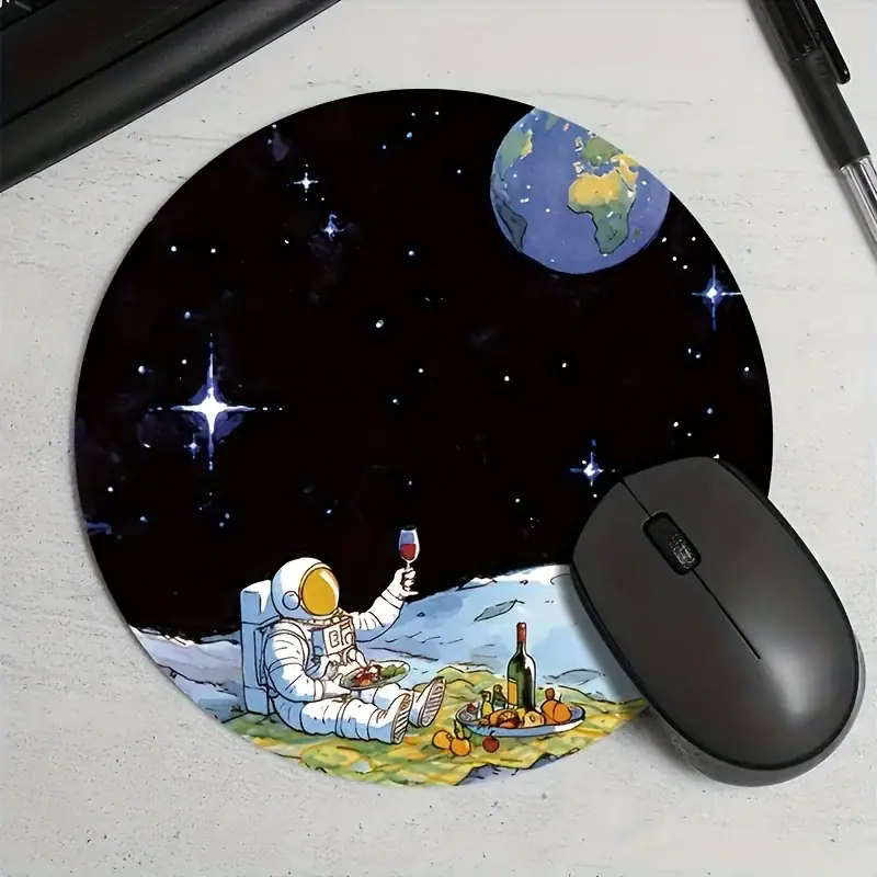 tapis-de-souris-astronaute-univers-1 Panneau de souris illustré avec un astronaute dégustant un verre de vin sur la Lune, avec la Terre en arrière-plan dans l'espace.