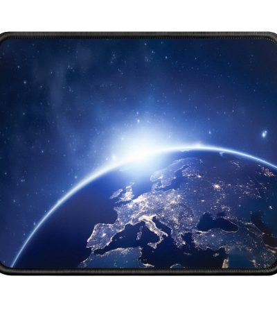 Vue de la Terre depuis l'espace avec la lumière du soleil à l'horizon, montrant la planète illuminée et l'espace étoilé en arrière-plan.