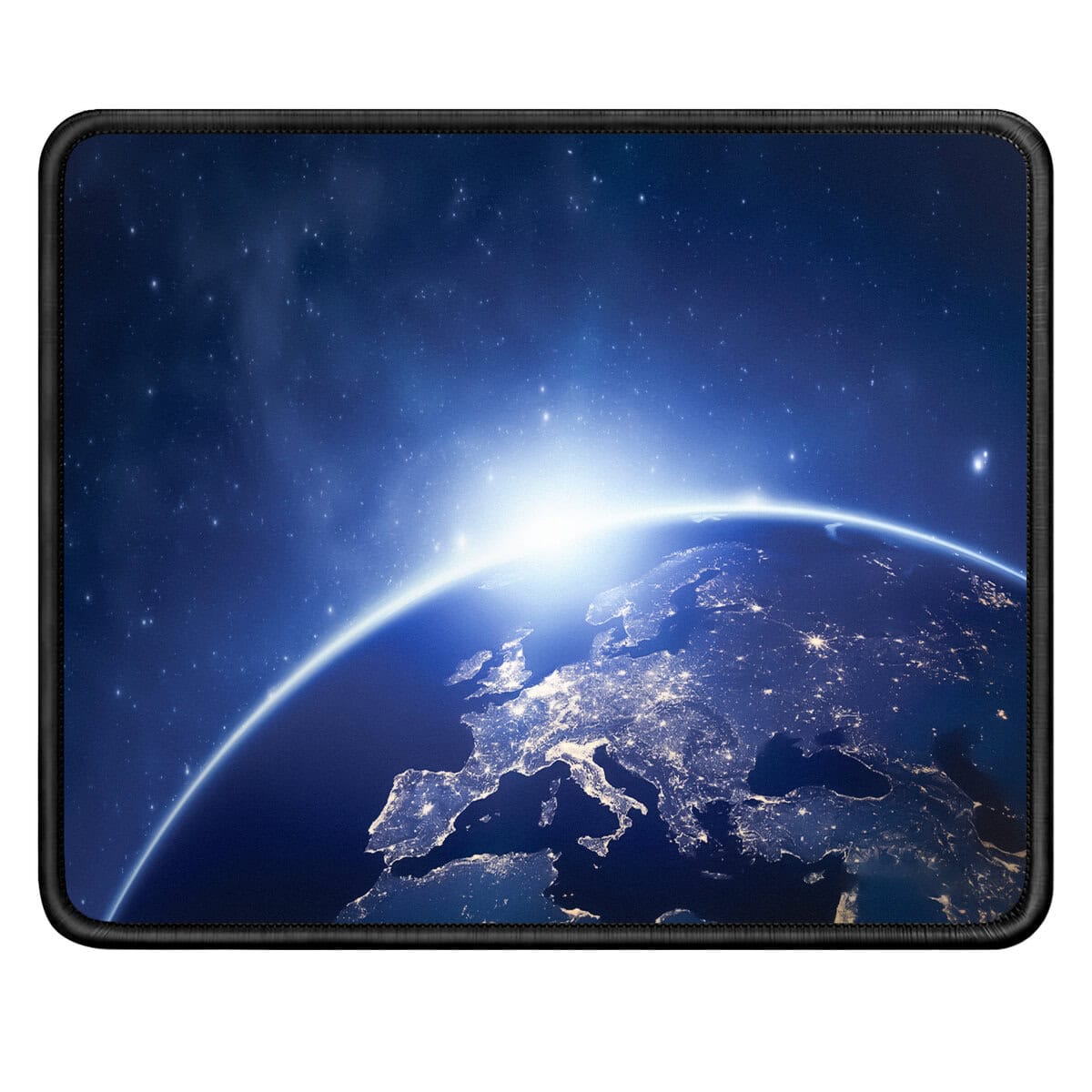 tapis-de-souris-atmosphere-terrestre-1 Vue de la Terre depuis l'espace avec la lumière du soleil à l'horizon, montrant la planète illuminée et l'espace étoilé en arrière-plan.