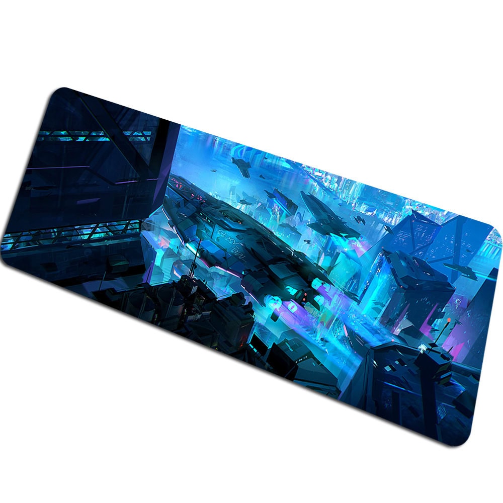 tapis-de-souris-civilisation-futuriste-1 Vaisseau spatial futuriste dans une ville sci-fi nocturne, illuminée par des néons bleus et violets, avec des bâtiments modernes et des véhicules volants, créant une ambiance de science-fiction immers.