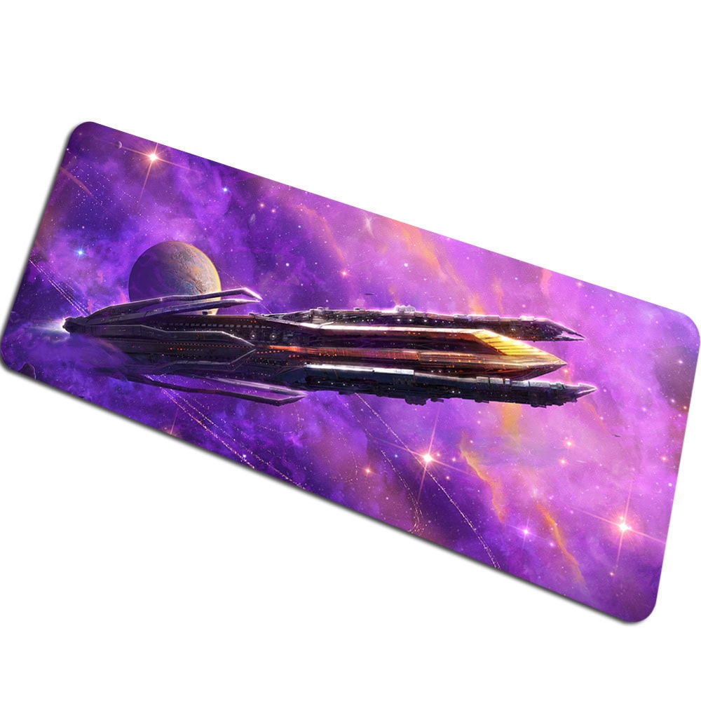 tapis-de-souris-exploration-galactique-1 Illustration d'un vaisseau spatial futuriste naviguant dans un univers coloré avec des étoiles et une planète en arrière-plan.
