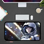 Femme en combinaison spatiale futuriste avec casque, illustrée dans un style numérique, sur un écran de tablette placé sur un bureau moderne.