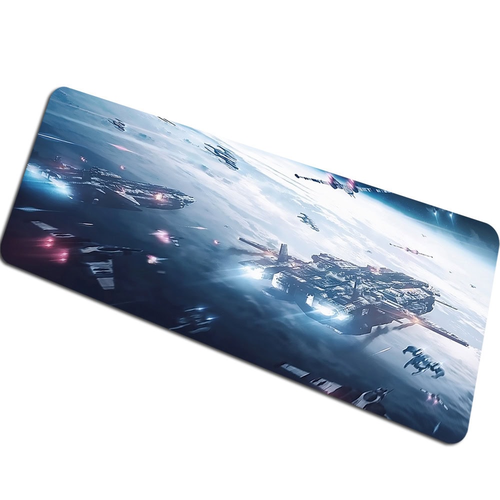 tapis-de-souris-flotte-de-lespace-1 Vaisseau spatial futuriste en vol dans l'espace avec des lumières brillantes et un arrière-plan étoilé, illustrant la science-fiction et l'exploration spatiale.