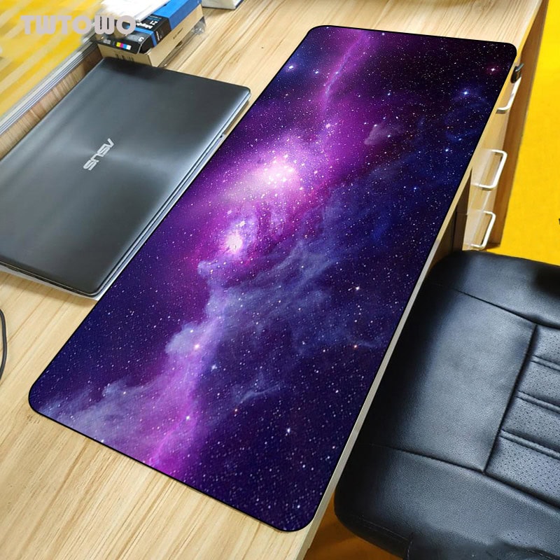 tapis-de-souris-galaxie-1 Tapis de bureau avec motif galaxie étoilée, idéal pour la décoration de bureau ou d'espace de travail, apportant une touche cosmique et inspirante.