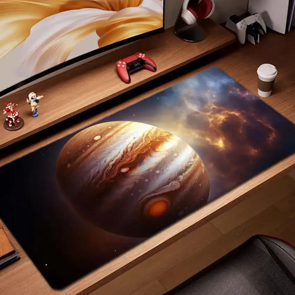 tapis-de-souris-jupiter-1 Tapis de bureau avec image de Jupiter et de l'espace, parfait pour les amateurs d'astronomie et de science. Ajoutez une touche cosmique à votre espace de travail ou de jeu avec ce tapis unique.