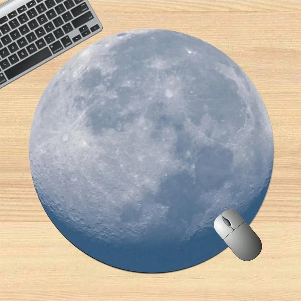 tapis-de-souris-lune-1 Tapis de souris en forme de lune avec image réaliste de la surface lunaire, idéal pour les amateurs d'astronomie et de décoration scientifique.