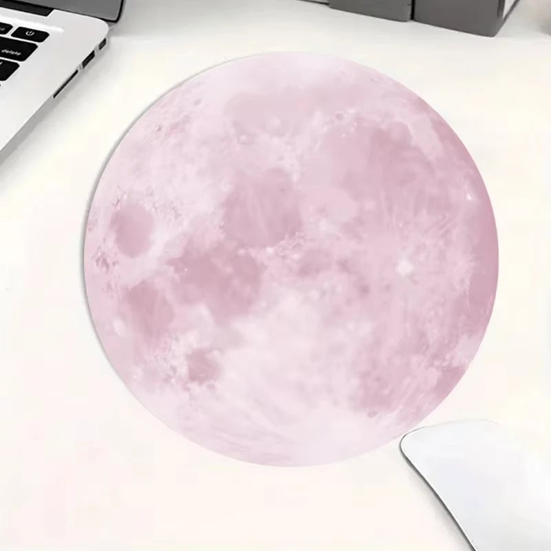 tapis-de-souris-lune-rose-1 Lampe LED en forme de lune réaliste, idéale pour décoration intérieure ou ambiance nocturne, avec un design détaillé et une lumière douce.