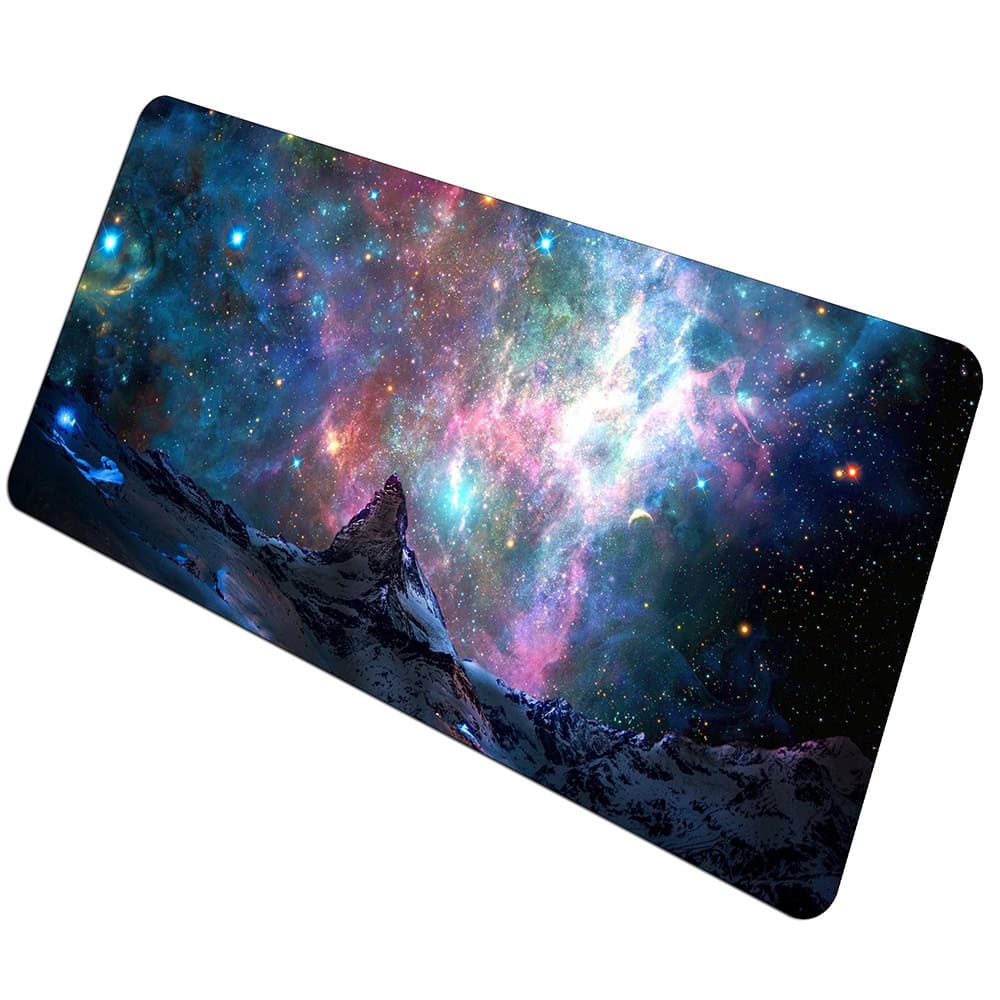 tapis-de-souris-montagne-spatiale-1 Tapis de bureau avec motif de ciel étoilé et galaxie, idéal pour décoration scientifique et espace.