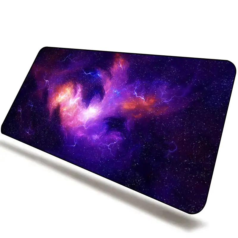 tapis-de-souris-nebuleuse-coloree-1 Panneau décoratif représentant une galaxie colorée avec des nuances de violet, rose et bleu, évoquant l'univers et la science.