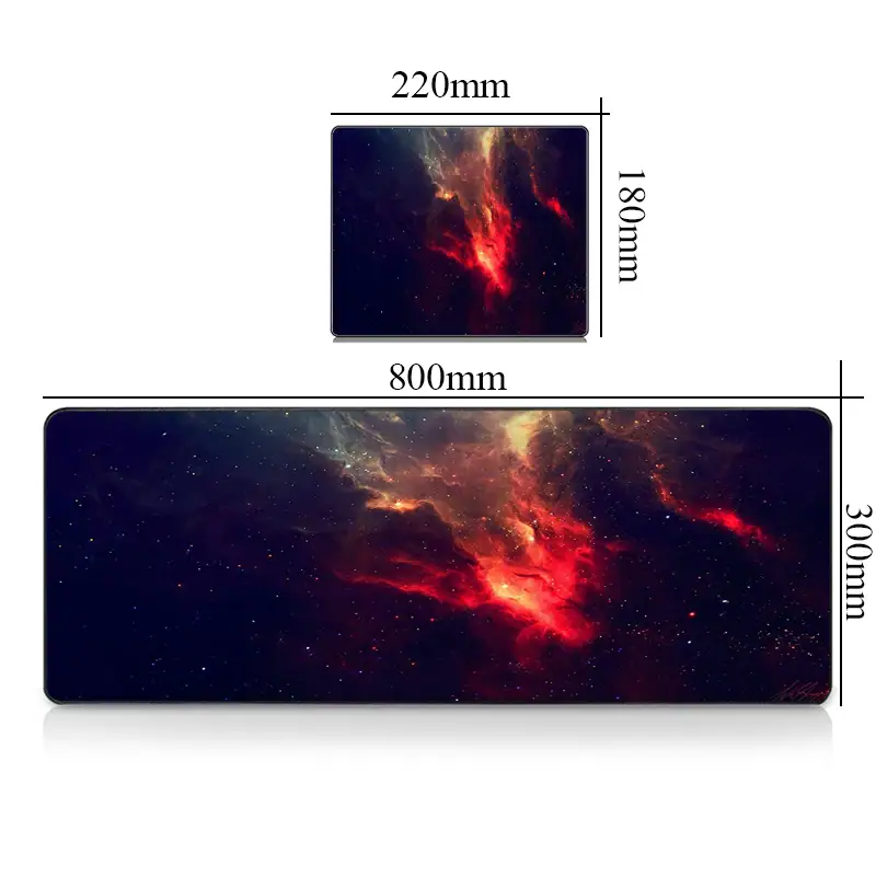 tapis-de-souris-nebuleuse-cosmique-1 Panneau mural représentant une image de l'espace avec des nébuleuses rouges et bleues, dimensions 800x300mm, idéal pour une décoration scientifique ou cosmique.