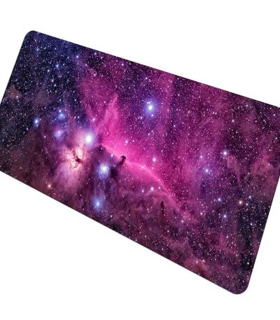 Panneau décoratif représentant une image de l'espace avec des étoiles et des nébuleuses dans des tons violets et roses.