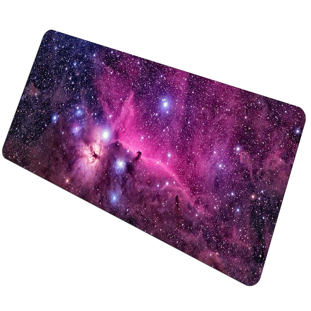 tapis-de-souris-nebuleuse-de-la-tete-de-cheval-1 Panneau décoratif représentant une image de l'espace avec des étoiles et des nébuleuses dans des tons violets et roses.