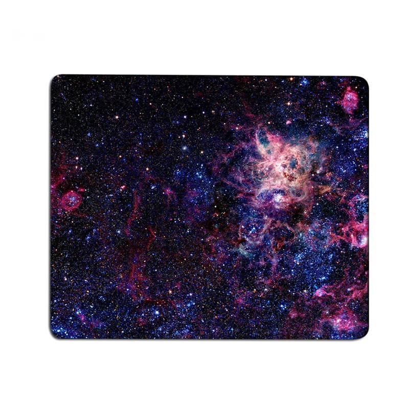 tapis-de-souris-nebuleuse-etoilee-1 Image d'une galaxie et d'un nuage de poussière cosmique avec des étoiles brillantes, représentant un phénomène astronomique spectaculaire.